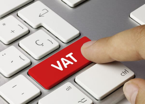 czy można zastosować zwolnienie z VAT dla usług dodatkowych nabywanych przy organizacji półkolonii