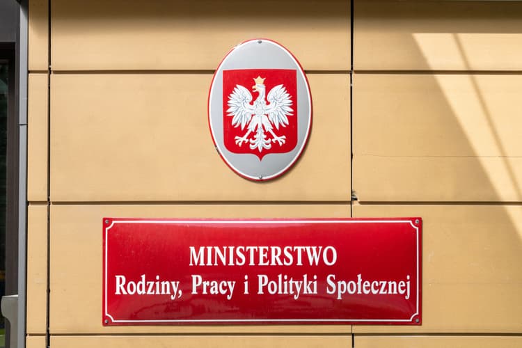 Od kiedy przysługują uprawnienia po doliczeniu nowych okresów do stażu pracy – stanowisko resortu pracy z 4 lutego 2026 r.